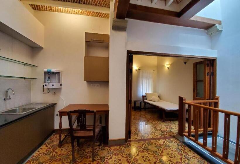 سوییت خانوادگی, Kariappa House
