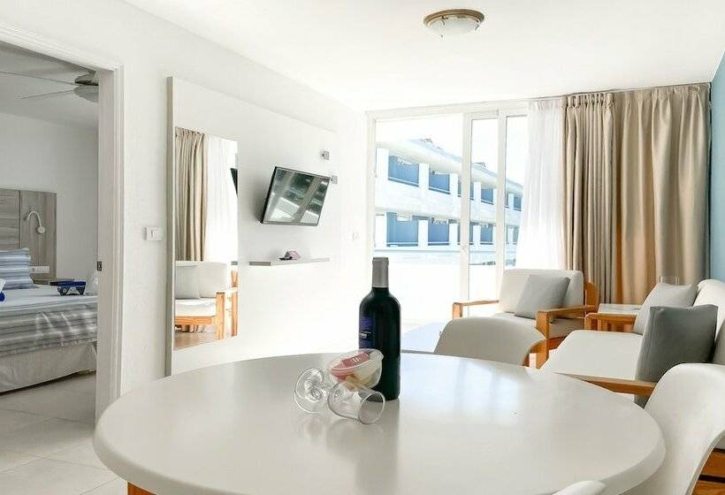 דירת חדר פרמיום עם נוף לבריכה, Aparthotel Playa del Sol - Adults Only