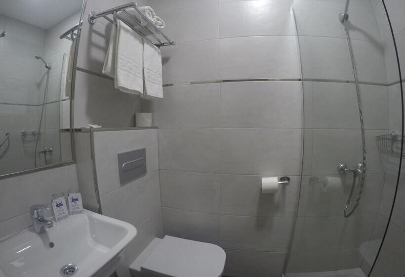 اتاق استاندارد سه نفره, Hostal El Pilar