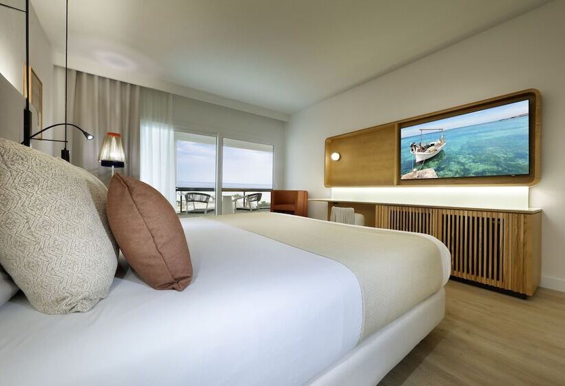Quarto Deluxe Vista Piscina, Grand Palladium Select Palace Ibiza