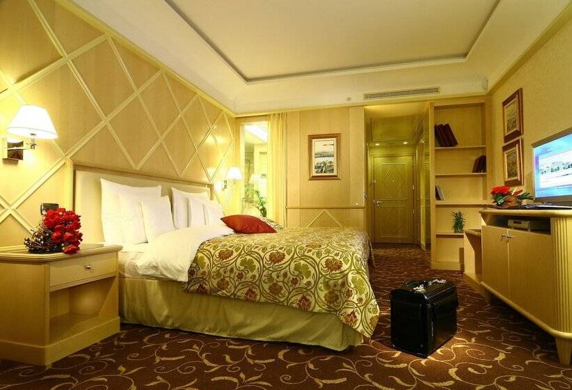 اتاق سوپریور با چشم‌انداز استخر, Splendid Conference & Spa Resort