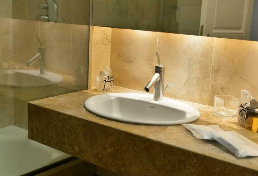 غرفة تنفيذية, 725 Continental