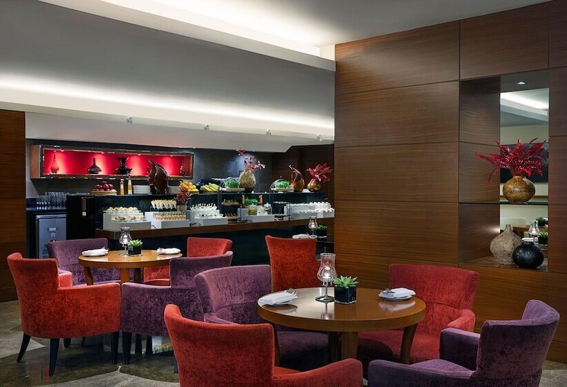 Номер Клуб, Sheraton Dubai Creek Hotel & Towers