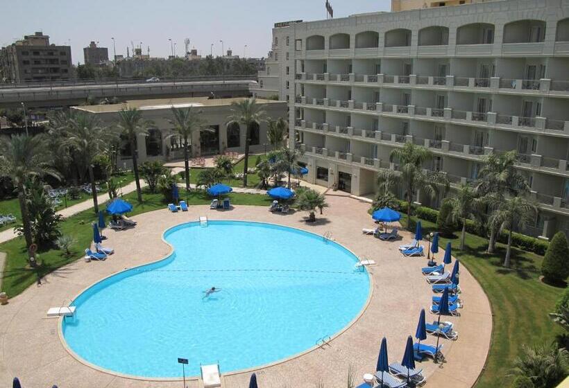 اتاق خانوادگی, Grand Pyramids