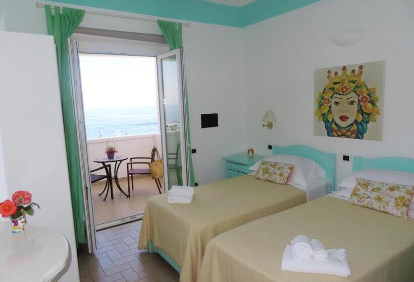 Номер Deluxe Вид на Море, Ossidiana Stromboli Center
