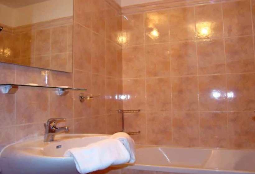 اتاق استاندارد سه نفره, Hôtel Sampiero