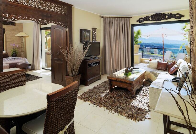 Вилла с 1 спальней и бассейном, Royal Garden Villas, Luxury