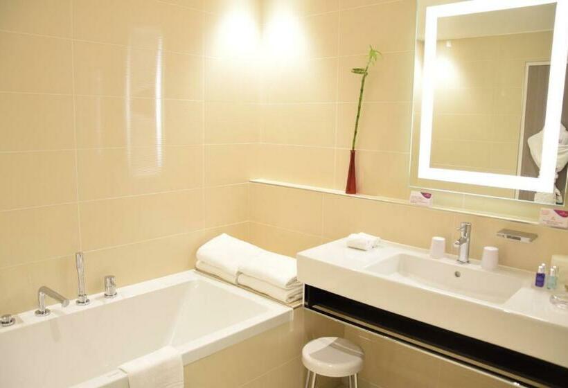 스탠다드 룸 강 전망, Crowne Plaza Lyon   Cité Internationale