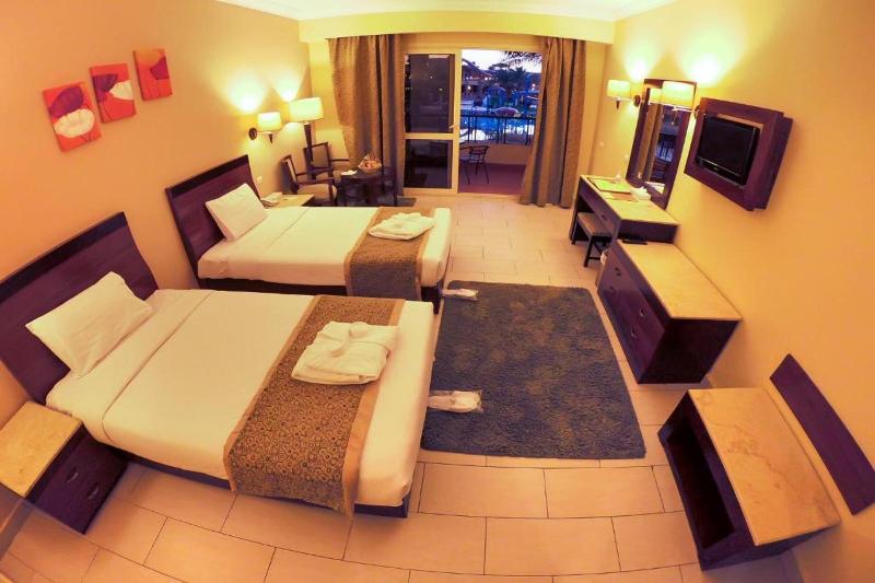 غرفة ديلوكس مطلة على حمام السباحة, Regency Plaza Aqua Park And Spa Resort
