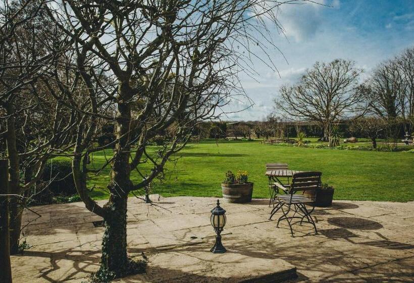 اتاق سوپریور با چشم‌انداز باغ, Stanton Manor