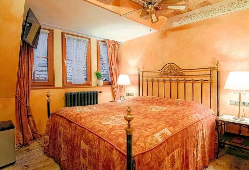 Basis Zimmer, Historik Hotel Gotisches Haus Garni