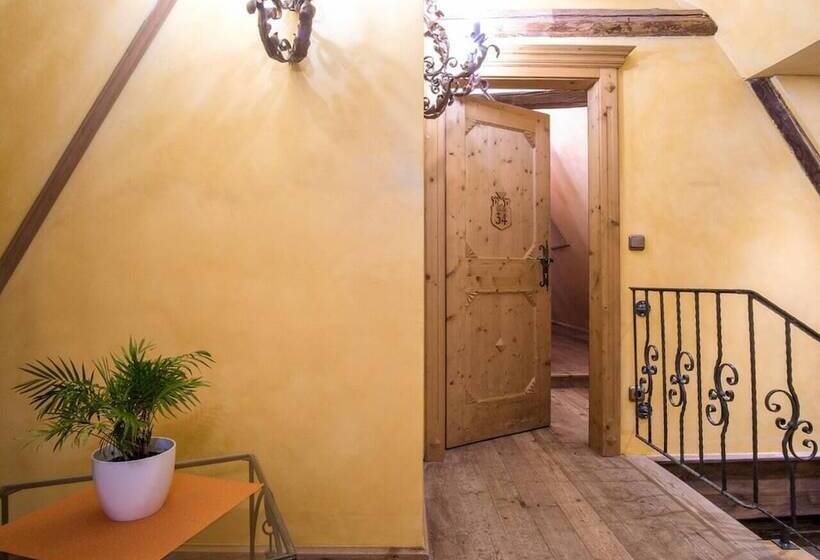 جناح, Historik Hotel Gotisches Haus Garni