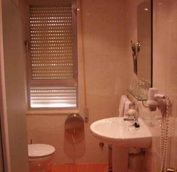 스탠다드 트리플 룸, Hostal Coruña
