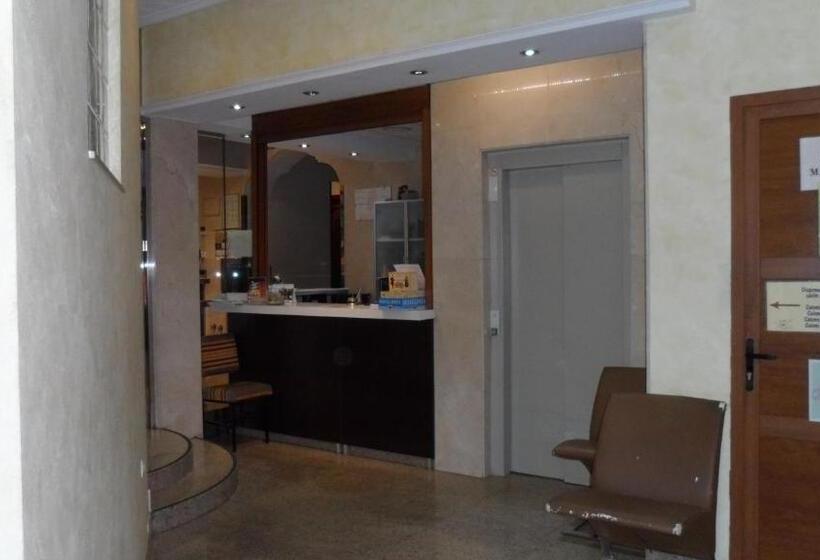 스탠다드 트리플 룸, Hostal Coruña
