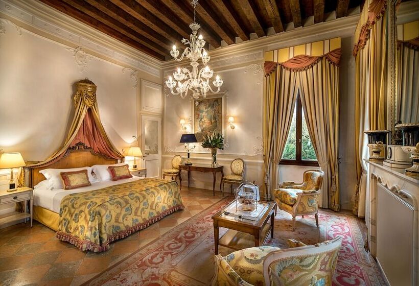 جناح جونيور, Villa Franceschi Hotel & Resort