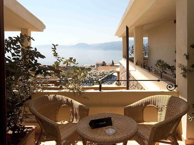 غرفة ديلوكس ثلاثية, Villa Gustui Maris