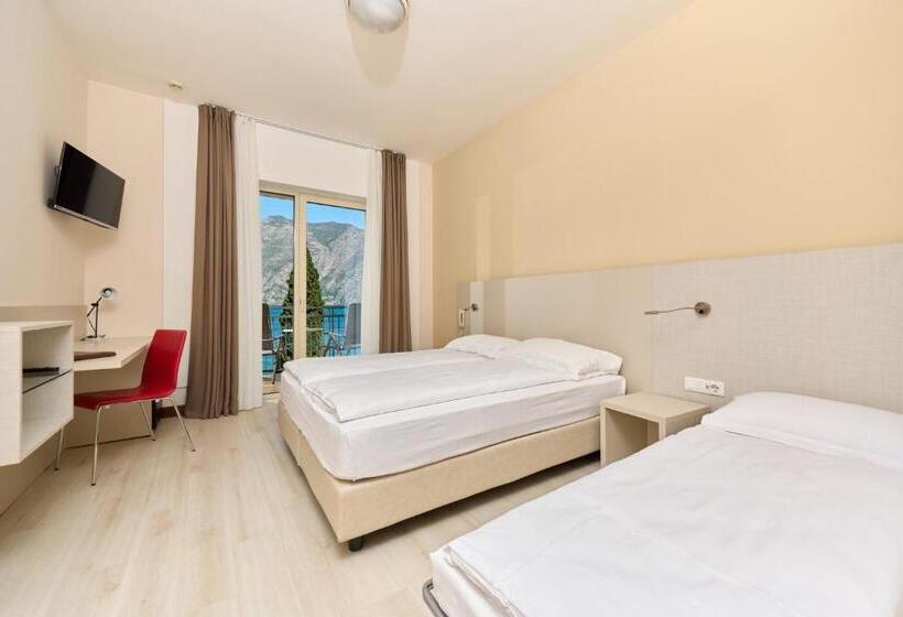Quarto Triplo Estandar, Astoria   3stelle S