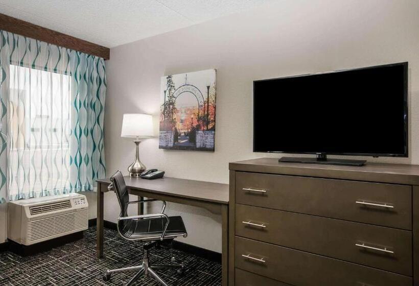 디럭스 스위트, La Quinta Inn By Wyndham Davenport & Conference Center