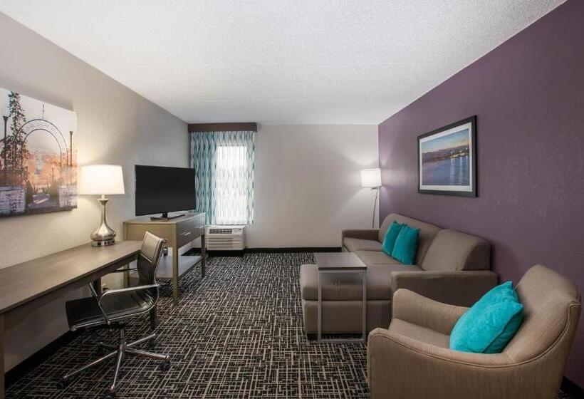 디럭스 스위트, La Quinta Inn By Wyndham Davenport & Conference Center