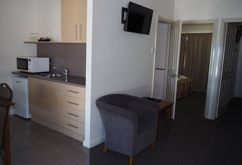 패밀리 스위트, Pittsworth Motor Inn