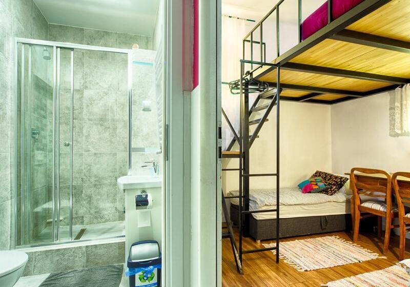 اتاق استاندارد چهارنفره با سرویس بهداشتی مشترک, Old Town Kanonia Hostel & Apartments