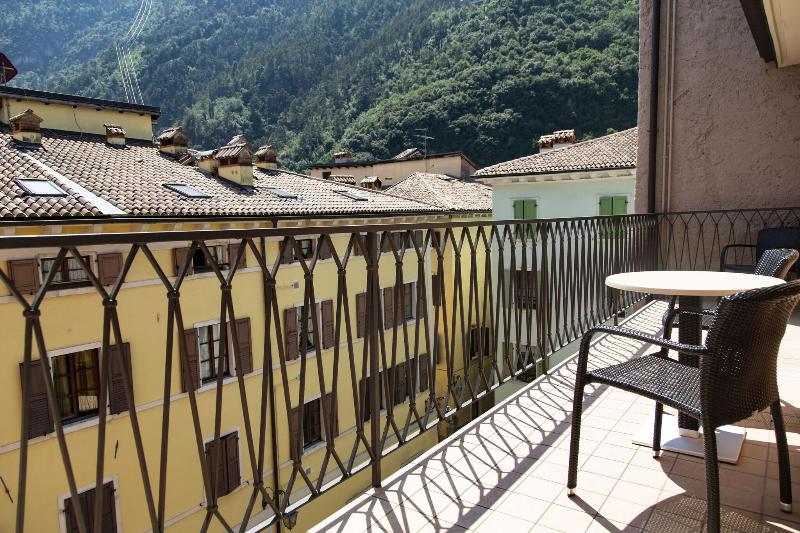 جناح جونيور, Antico Borgo