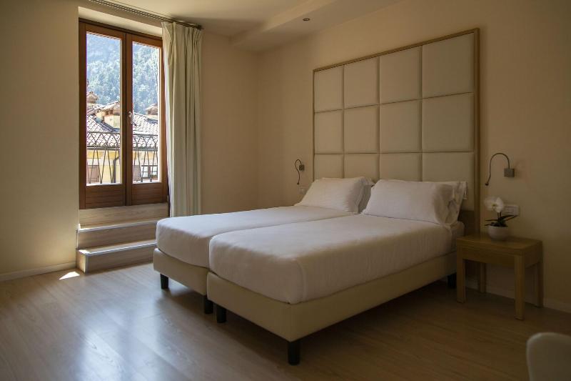 جناح جونيور, Antico Borgo