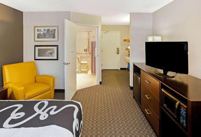 이그제큐티브 룸 킹사이즈 침대, La Quinta By Wyndham Milwaukee Delafield