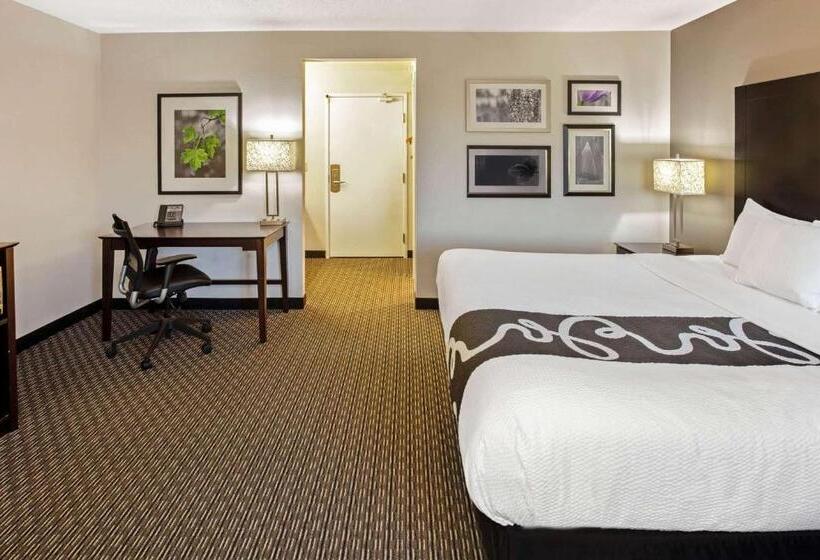 스위트 킹사이즈 침대, La Quinta By Wyndham Milwaukee Delafield