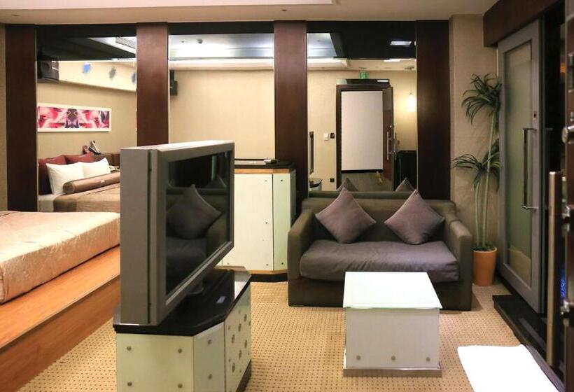 اتاق خانوادگی با چشم‌انداز باغ, Instone Motel