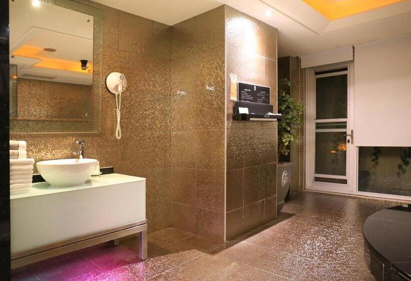 اتاق لوکس خانوادگی, Instone Motel