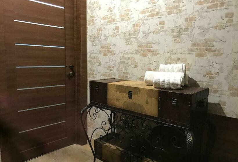 غرفة عائلية, Budget Family