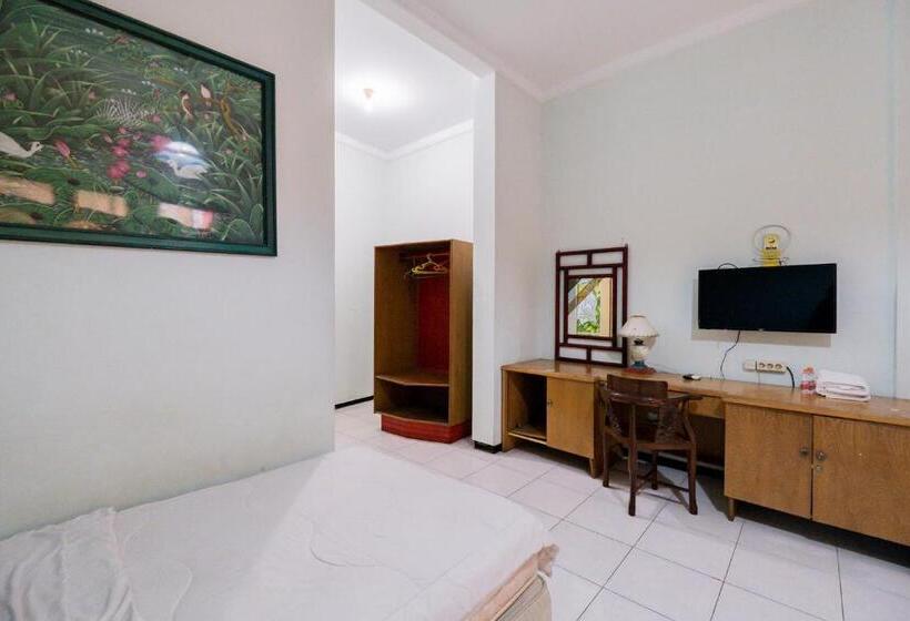 اتاق استاندارد, Urbanview Hotel Near Jatim Park 1 By Reddoorz