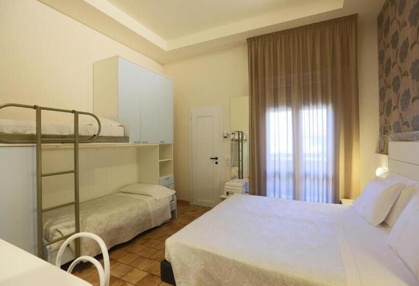 Четырехместный Номер Стандарт с Балконом, Residence Elisabetta