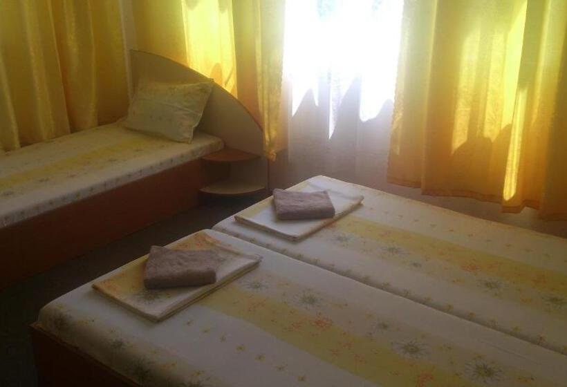 Трехместный Номер Стандарт с Балконом, Svetla Guest House