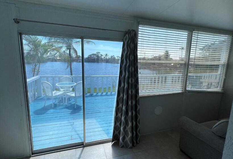 2 Bedrooms Suite 2 Bedrooms Lake View, Marco Island Lakeside Inn