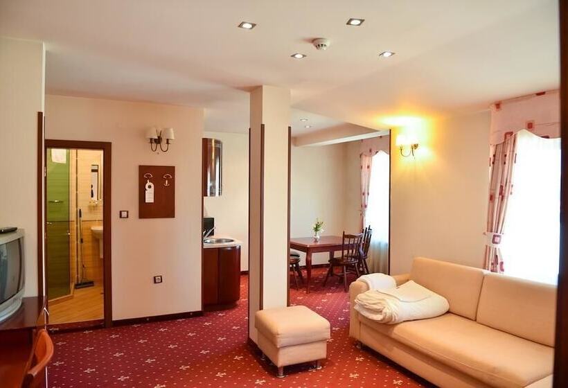 Family Suite, Martin Club
