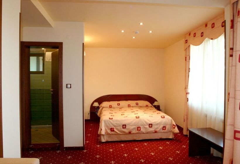 Family Suite, Martin Club