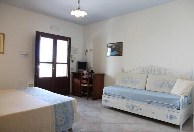 اتاق راحتی با چشم‌انداز استخر, Resort Nuraghe Arvu