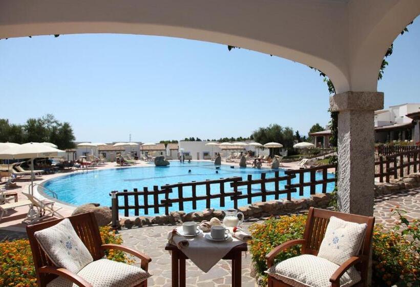 اتاق راحتی با چشم‌انداز استخر, Resort Nuraghe Arvu