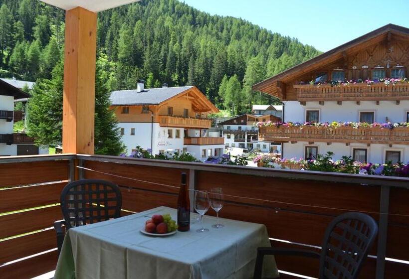 اتاق استاندارد چهارنفره با بالکن, Alpshotel Bergland