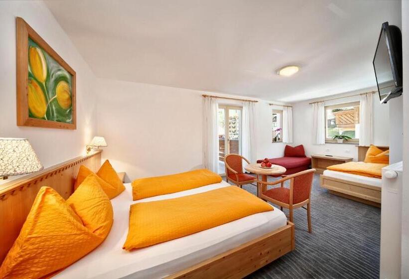 اتاق استاندارد چهارنفره با بالکن, Alpshotel Bergland