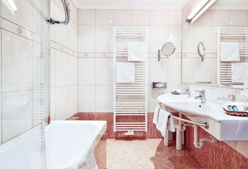 Полулюкс, Alpine Hideaway Zillertalerhof   4 Sterne Superior