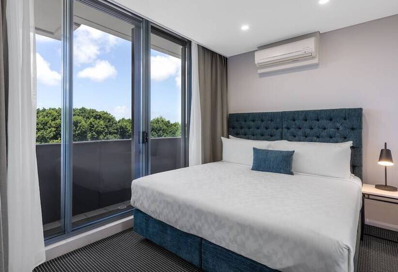 标准工作室, Meriton Suites Waterloo
