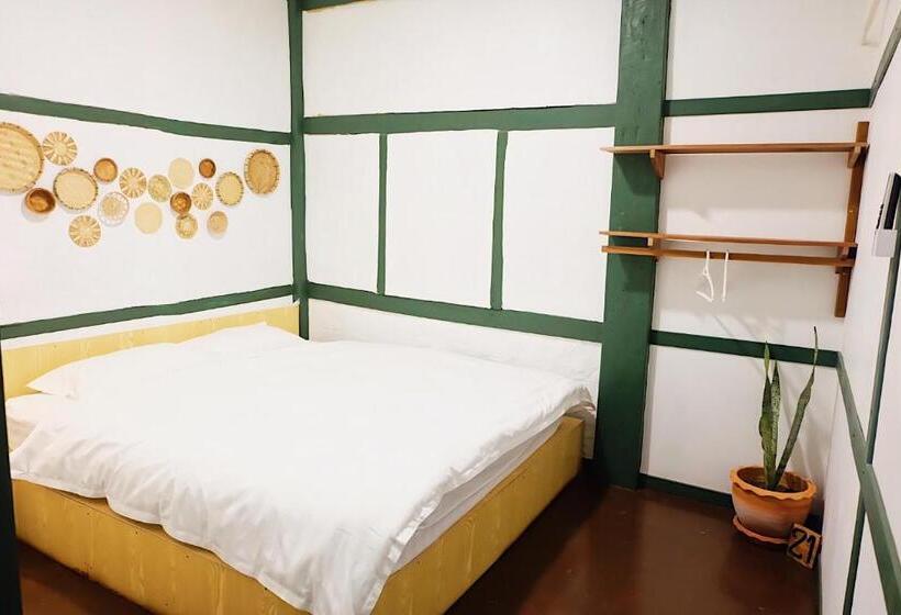 带共用浴室的标准房间, Barn Laos Hostel