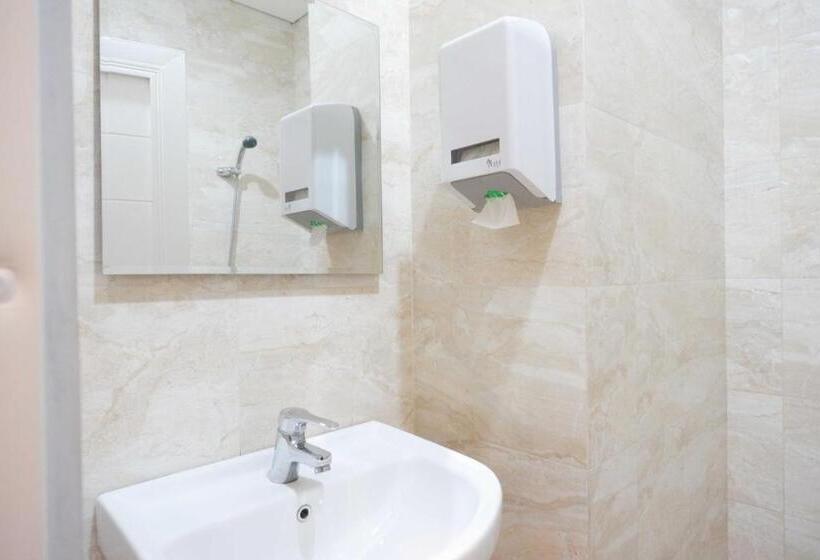 Семейный Номер, Sans Hotel Empress Simpang Lima