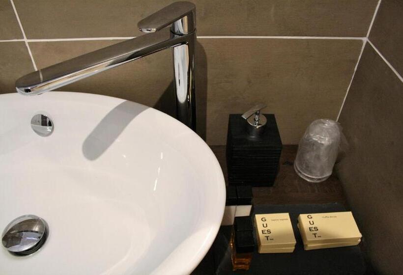 اتاق اکونومی, Real Rooms