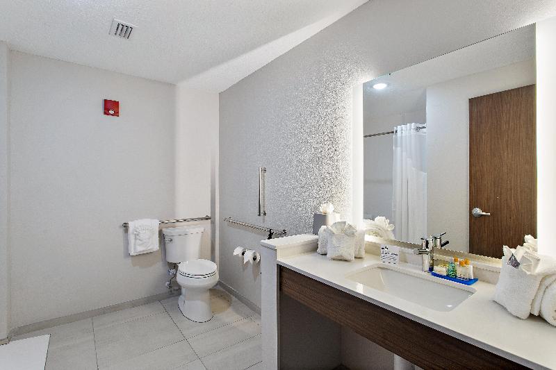 适合残疾人士使用的带超级大床的标准间, Holiday Inn Express St. Augustine   Vilano Beach, An Ihg