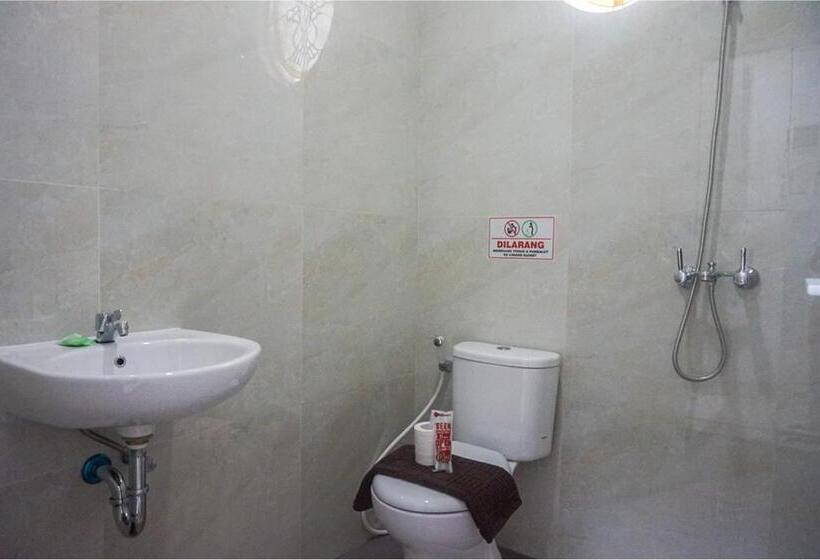 Номер Deluxe, Reddoorz Near Araya Family Club House