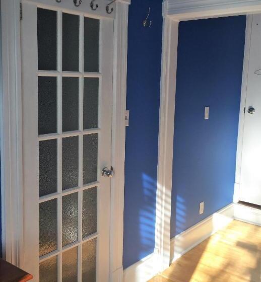 Svit, Ellis House Bed & Breakfast
